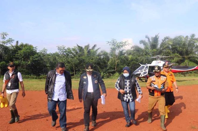 
					Gubernur Jawa Barat, Ridwan Kamil didampingi Bupati Bogor, Ade Yasin pun berkunjung ke calon lahan relokasi di 15 titik.