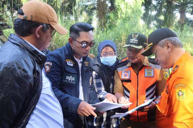 
					Gubernur Jawa Barat, Ridwan Kamil didampingi Bupati Bogor, Ade Yasin pun berkunjung ke calon lahan relokasi di 15 titik.