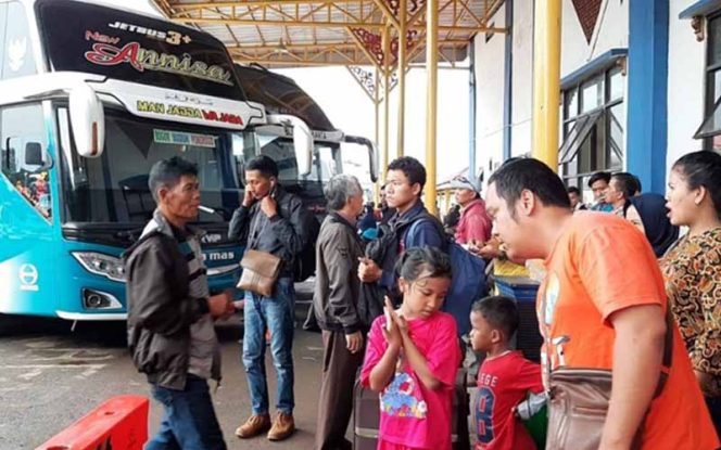 
					Penumpang yang hendak ke daerah tujuan menanti bus AKAP dan AKDP.