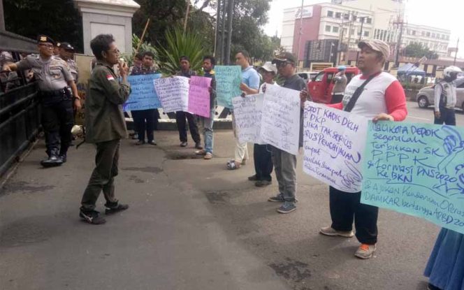 
					Aksi damai Tim Akar Rumput di Balaikota. (FOTO : Istimewa)