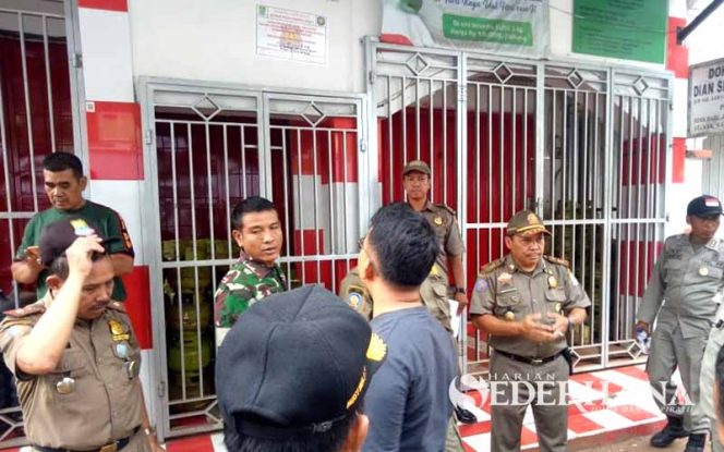 
					Satpol-PP akhirnya menyegel gudang miras milik Toko Sarinah yang selama ini diprotes warga.