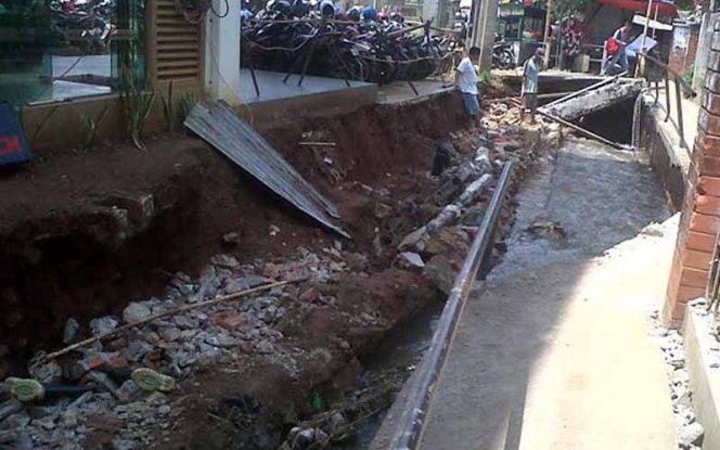 
					Tebing Turap Longsor Timbulkan Kemacetan Lalin