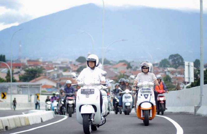
					Wali Kota Bogor Bima Arya mengawali uji coba dengan mengendarai sepeda motor.