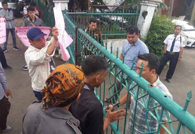 
					Dinas Pemberdayaan Masyarakat Desa diprotes warga