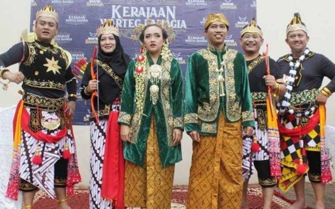 
					Kerajaan Warteg Bahagia dideklarasikan. 