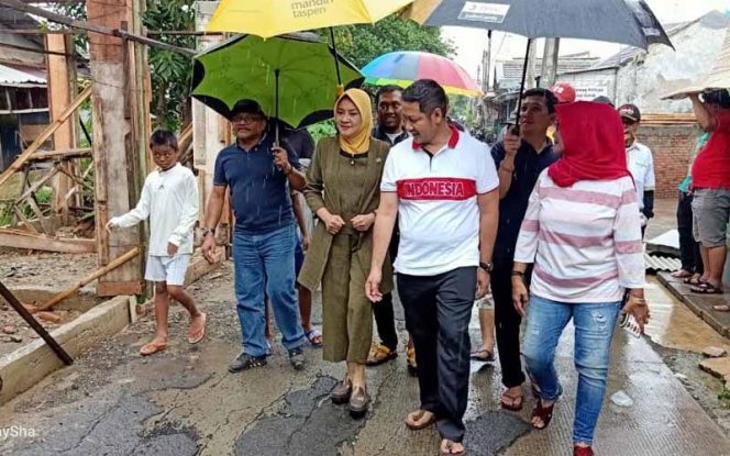 
					Anggota DPR RI Dapil Depok-Bekasi, Wenny Haryanto menyambangi sejumlah korban banjir di Kota Bekasi.