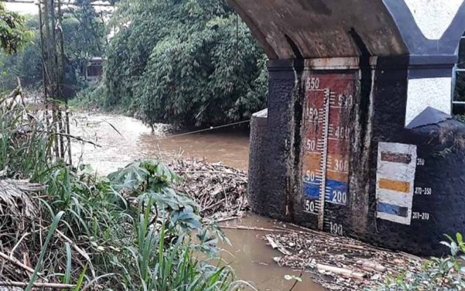 
					Tumpukan Sampah di Sungai Ciliwung Depok. (FOTO: Istimewa)
