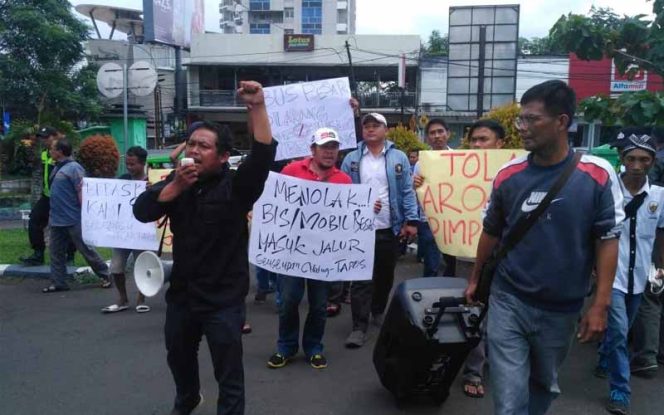 
					Forum Masyarakat Ciawi Peduli (Formacip) menggelar aksi demonstrasi.