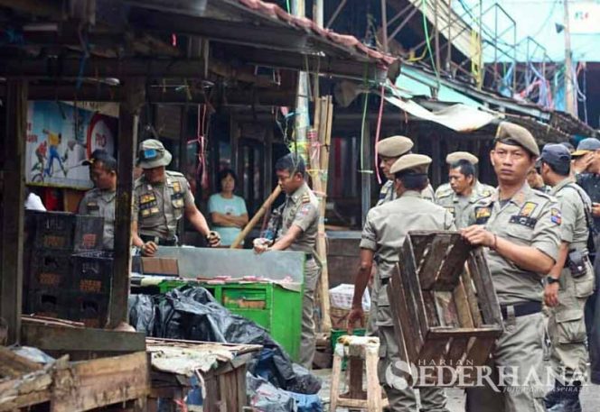 
					Pemkot Garuk Ratusan Lapak PKL di Jalan Roda