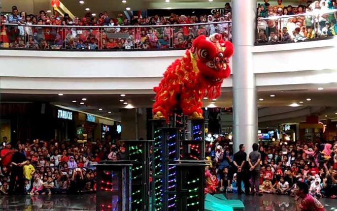 
					Pertunjukkan Barangsai di Margo City, Kota Depok tepat Hari Raya Tahun Baru Imlek 2571.