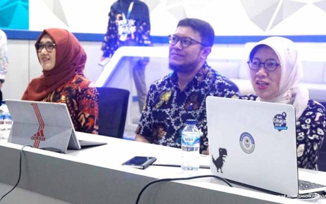 
					Kadisdik Jabar, Dewi Sartika (kiri) sedang melihat kegiatan kompetisi Jabar Speak Up.
