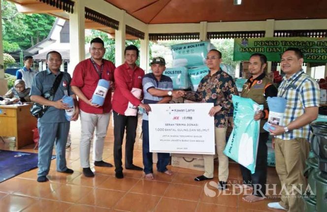 
					Kawan Lama Grup Bagikan 500 Bantal, Guling dan Selimut Bagi Korban Banjir.