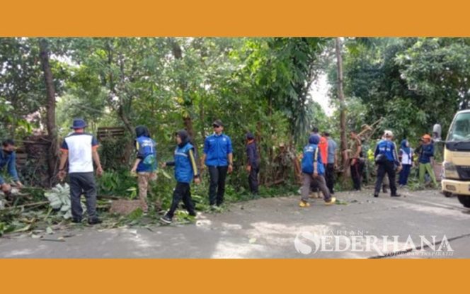 
					Suasana kerja bakti gabungan di Kali Caringin, Kelurahan Sawangan, Kecamatan Sawangan.