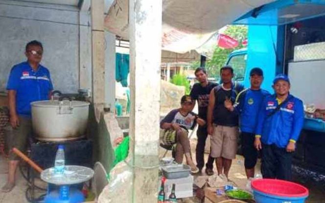 
					Motoris Trail Kirim Bantuan Pangan ke Korban Bencana di Sukajaya