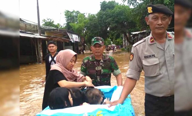 
					Kisah Sudiro dan Bayi di Banjir Bekasi