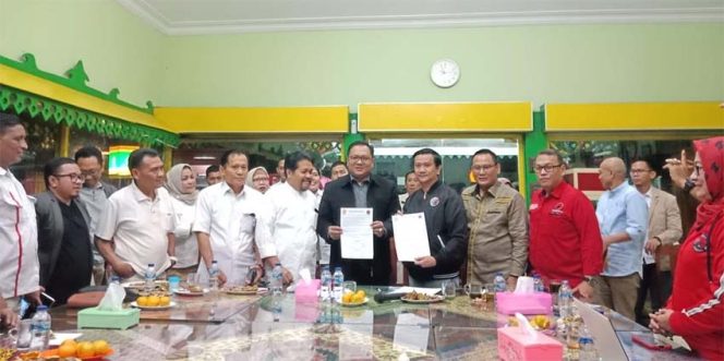 
					Kesepakatan antara Partai Gerindra dan PDIP, di Warung Betawi Ngumpul, Kelurahan Tanah Baru, Kecamatan Beji, Kota Depok, Jumat (24/01) malam.