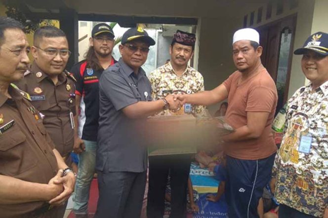 
					Kajari Depok beserta jajaran menyambangi warga yang menjadi korban banjir di wilayah Kp Lio Kelurahan Depok, Kamis (2/1).