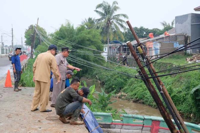 
					Wali Kota Depok, Mohammad Idris didampingi Kepala DPUPR Kota Depok, Manto meninjau lokasi longsor di Jl. Raya Citayam Ratujaya, Cipayung.