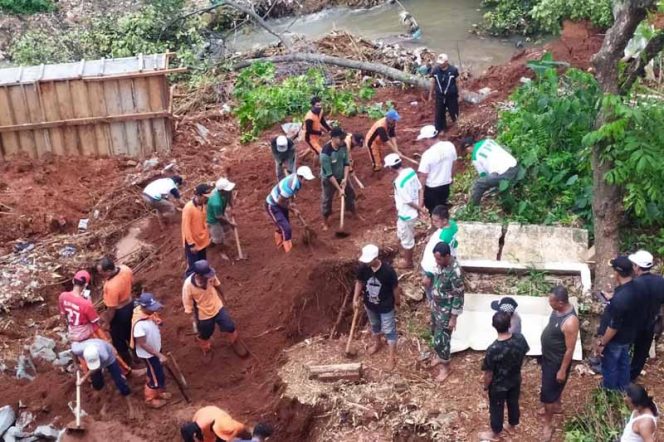 
					Puluhan makam warga RW 02 Kelurahan Pasir Putih, Kecamatan Sawangan, Kota Depok kini dievakuasi paska tertimbun material longsor saat hujan deras.