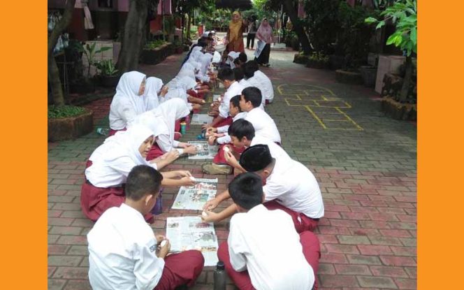 
					Siswa SDN Cibuluh,Kota Bogor secara bersama makan telur.