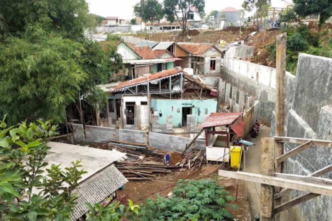 
					Pemukiman warga yang berada di lokasi rawan tertimpa longsor dari tembok pembatas milik Boxies.