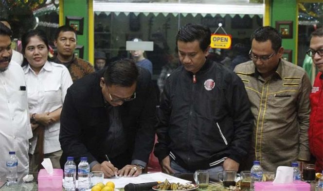 
					Gerindra dan PDIP sepakat untuk membangun jalinan koalisi dan maju bersama dalam pilkada yang akan dihelat pada 23 September 2020 mendatang.