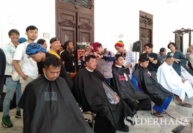 
					IJTI berkerjasama dengan komunitas Barbershop dan Aksi Cepat Tanggap (ACT) menggalang donasi.
