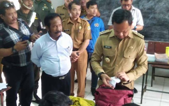 
					Wali Kota Bogor, Bima Arya, didampingi Kepala SMK BW 2, Surisman (kiri), saat memeriksa tas milik siswa SMK BW 2, Senin (27/1).