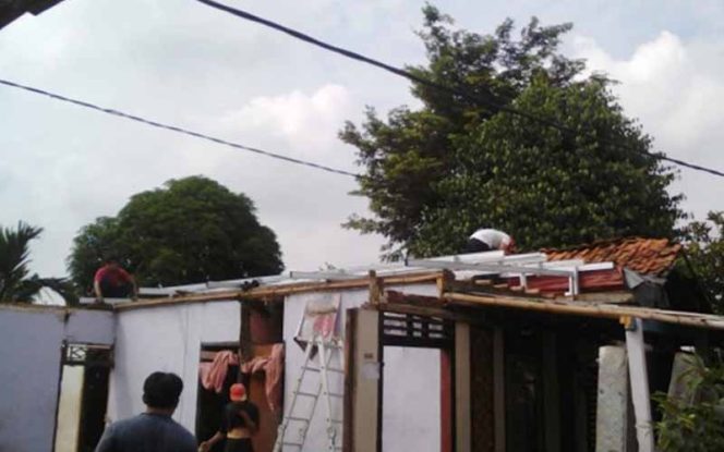 
					Inilah atap rumah warga di RW 06 yang mengalami ambruk karena lapuk dimakan usia.