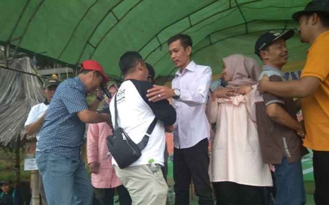 
					LPM Bedahan, Rizal Antoni disalami Away, staf Kelurahan Bedahan dalam acara pisah sambut di kawasan Garut, Jawa Barat. Tampak Lurah Bedahan, Hasan, dan Anggota DPRD Kota Depok, Nurdin Al Ardisoma.
