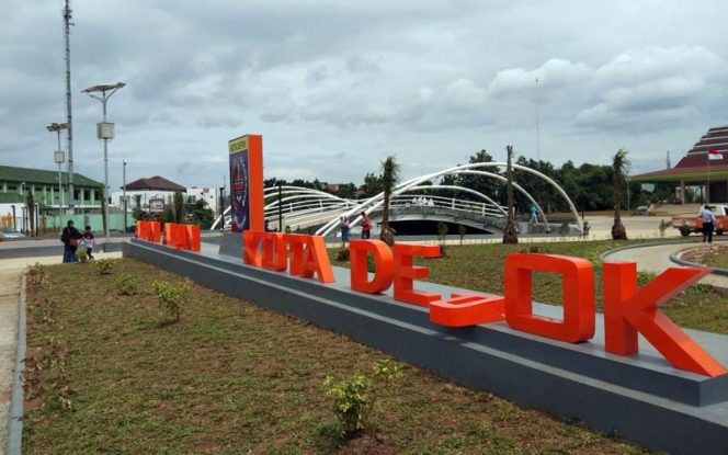 
					Patahnya huruf P pada kata 'Depok' akibat diduduki salah seorang warga yang datang saat peresmian.