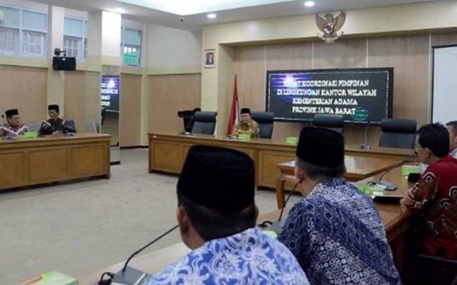
					Suasana rapat Kemenag Jawa Barat di Aula Ussisa Al Maula Kanwil Kemenag.