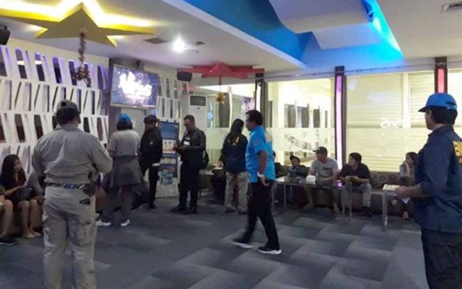 
					Wali Kota Depok, Mohammad Idris membubuhkan tandatangan saat peresmian jembatan Dipo dan jembatan Serong di lokasi Jembatan Dipo, Kelurahan Depok, Kecamatan Pancoranmas.