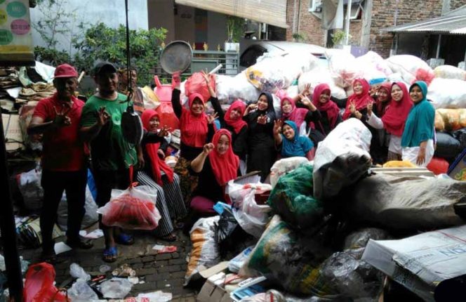 
					RW 26 Pekayon Jaya Gebrak Bank Sampah