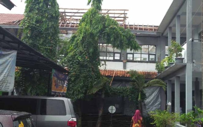 
					Atap ruang kelas yang nyaris roboh kemudian dibongkar untuk diperbaiki pihak sekolah.