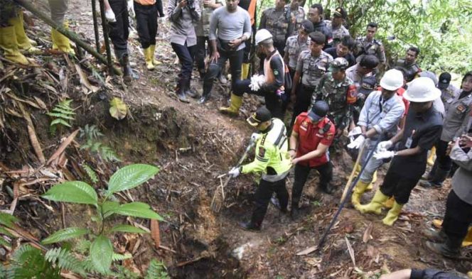 
					Kepolisian Resort Bogor menutup puluhan lubang tambang emas ilegal yang tececar di Desa Bantar Karet.