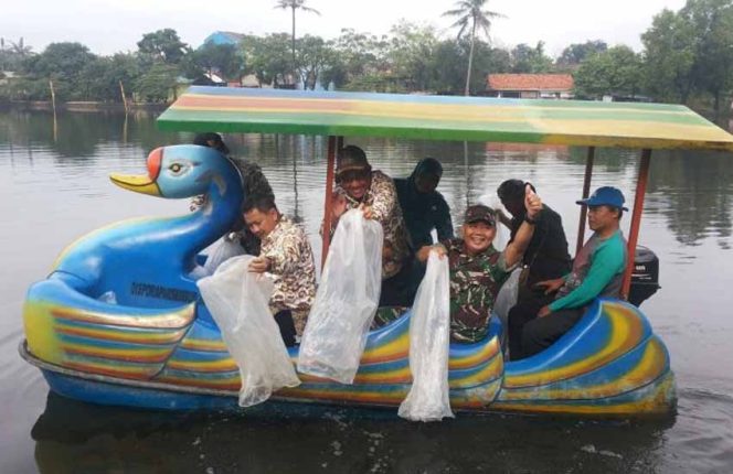 
					Walikota Depok, Mohammad Idris Tebar 30 Ribu Benih Ikan Di Setu Cilodong. (FOTO: Istimewa)