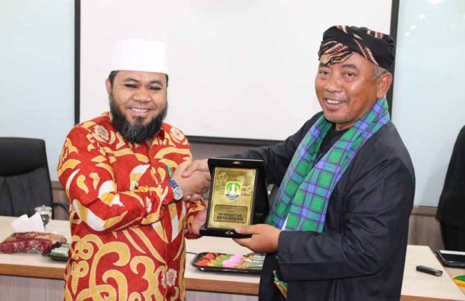 
					Wali Kota Bekasi, Rahmat Effendi (kanan) . memberikan cideramata kepada Wali Kota Bengkulu, H. Helmi Hasan.
