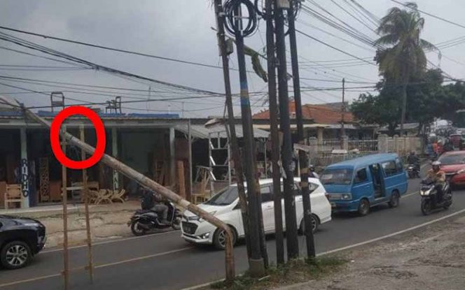 
					Tiang listrik nyaris roboh ke jalanan (FOTO : Istimewa)