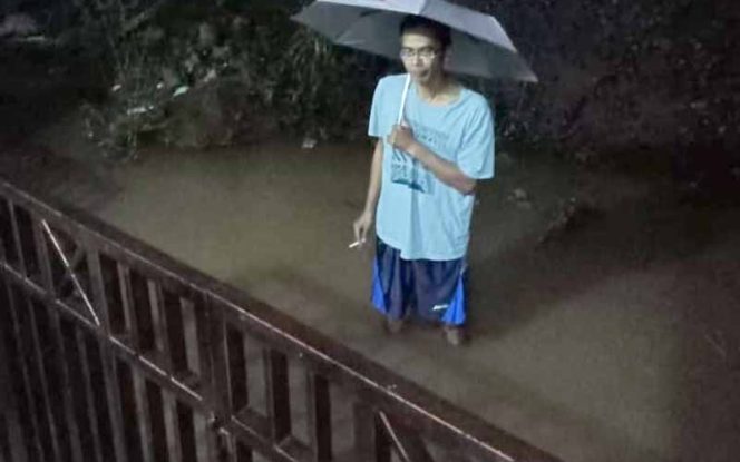 
					Warga RT 13/ RW 05 Kelurahan Gandul memperlihatkan air yang mulai surut dampak meluapnya Kali Cipinang.