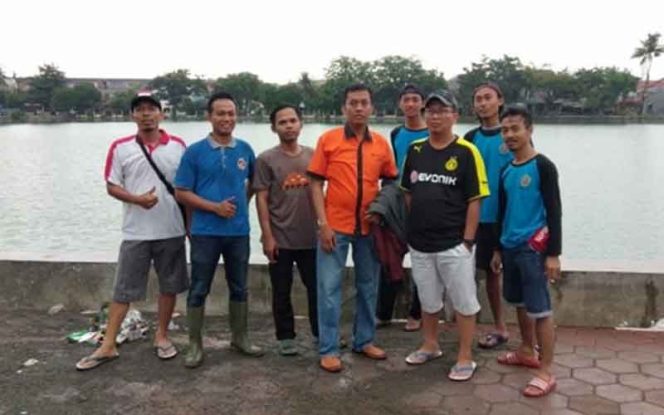 
					Usai kerja bakti warga di wilayah RW 13 dan DKLH pose bersama. 