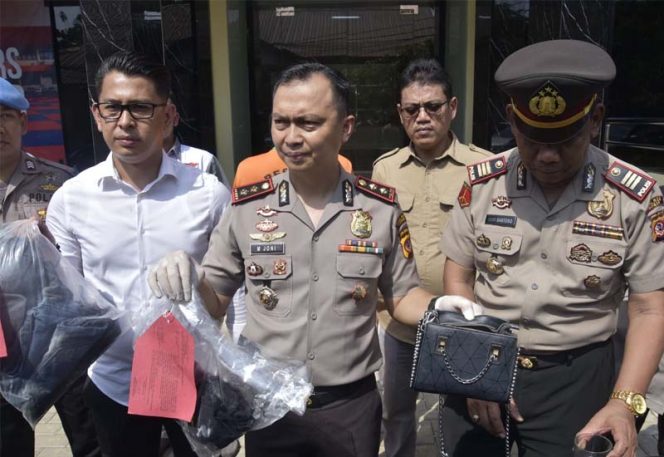 
					Kapolres Bogor, AKBP M. Joni memperlihatkan barang bukti terbunuhnya seorang wanita pemandu lagu.