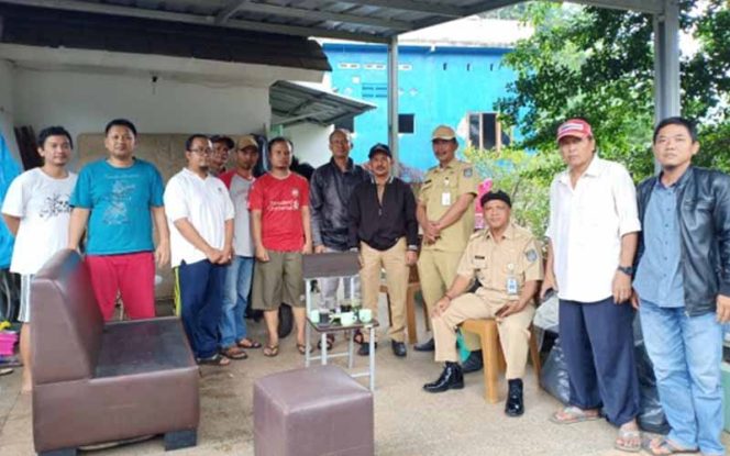 
					Camat Cilodong, Supomo (tiga kanan) mengecek langsung ke lokasi terdampak banjir di Perumahan Villa Bunga, Blok B-C, Kelurahan Kalimulya, Kecamatan Cilodong.