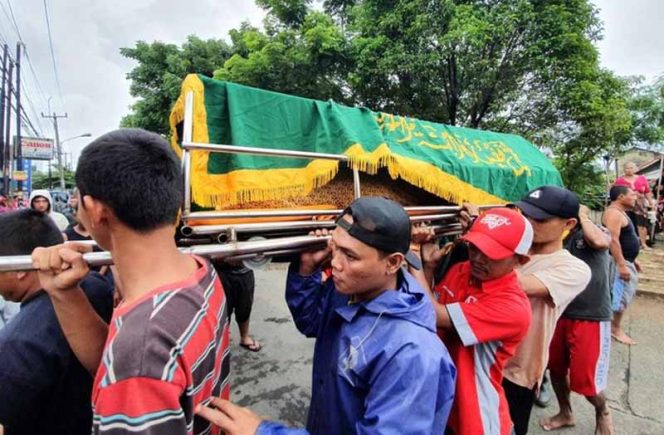 
					Pemakaman warga Bekasi yang tewas tersengat listrik saat banjir. (FOTO : Istimewa)