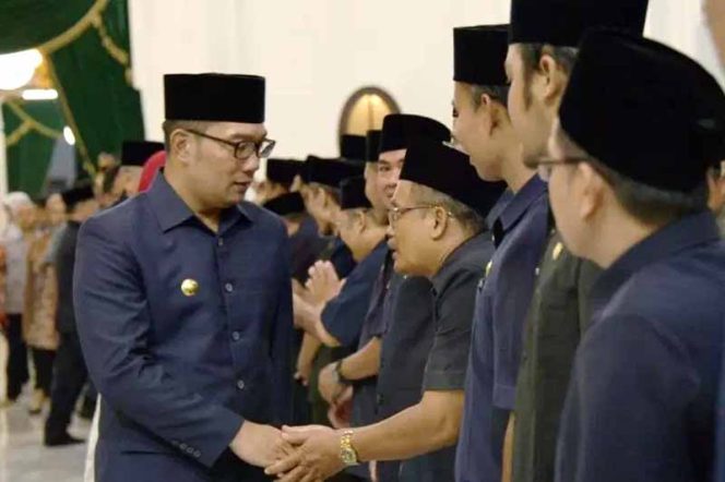 
					Usai melantik, Gubernur Jawa Barat, Ridwan Kami menyalami kepala sekolah.