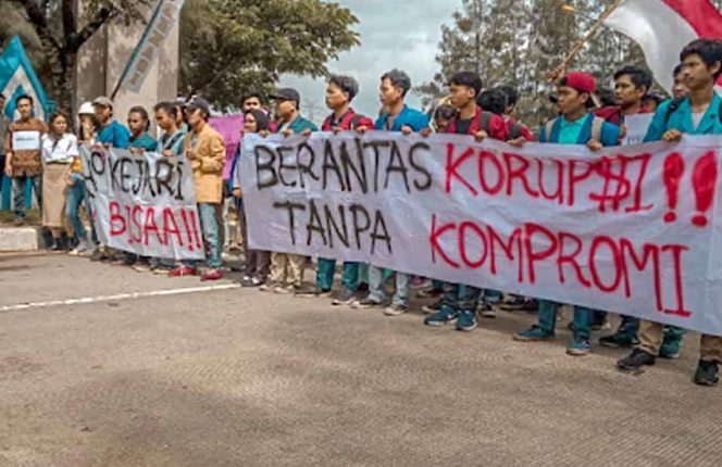
					Aliansi Kampus se-Bekasi (AKSI) melakukan aksi demo didepan Kejari Cikarang, Kabupaten Bekasi.