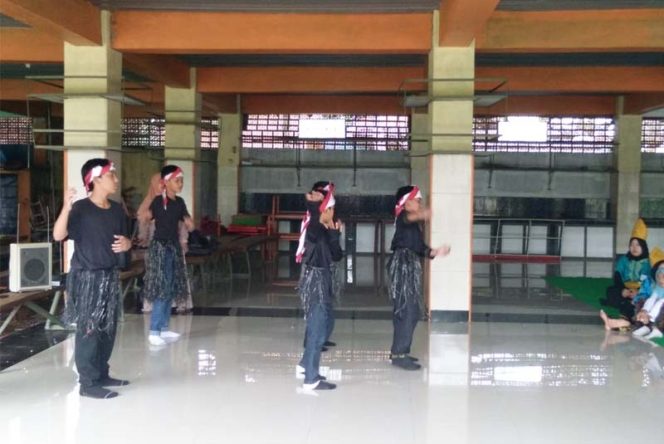 
					Salah satu tim sedang menampilkan kebolehannya di Gelaran Pensi Internal AMEC,.