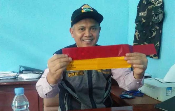 
					Ketua Organda Kabupaten Bekasi memperlihatkan alat pemantul cahaya tambahan.