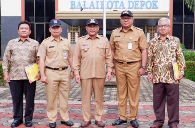 
					Eman Hidayat, Camat Cimanggis (kiri) dan Misbahul Munir, Kadisdukcalil (kanan) foto bersama Wali Kota Depok, Mohammad Idris dan Wakil Wali Kota Depok, Pradi Supriatna dan Supian Suri, Kepala BPKSDM.