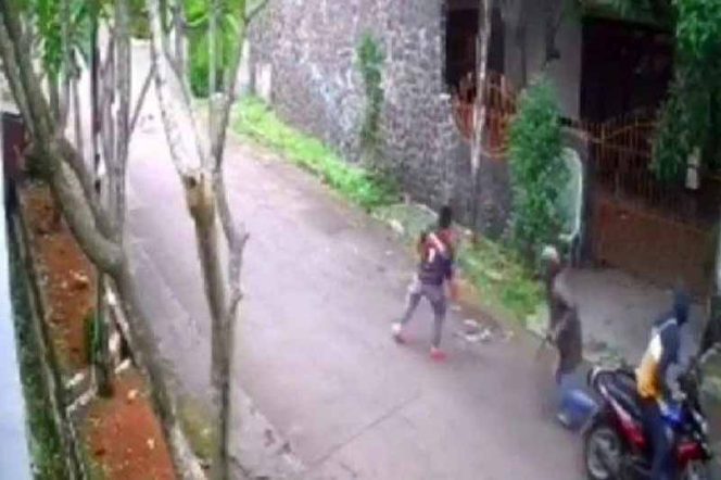 
					Dua orang tak dikenal terhadap bocah berusia 12 tahun yang terekam CCTV di kawasan Griya Cinere, Depok.